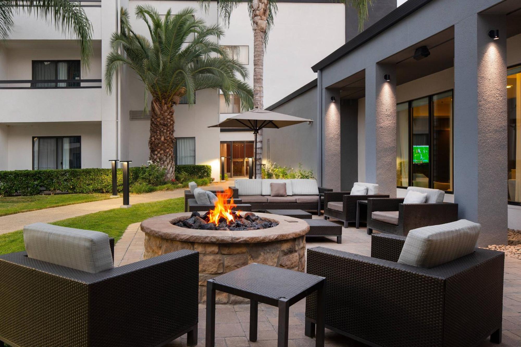 Courtyard By Marriott Fresno酒店 外观 照片